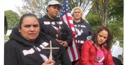 MAMÁS. De izq. a der. Lenka Mendoza, Rosario Reyes, Ivania Castillo y Alejandra Sánchez frente a la Casa Blanca el miércoles 5.