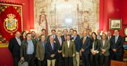 El rector de la George Mason University, Angel Cabrera (5to. por la izq.) junto a un grupo de la tertulia española de Taberna del Alabardero en Washington, DC, el 30 de octubre de 2014.