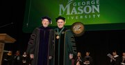 Cabrera (der.) con el Director C. Daniel Clemente al asumir como rector de George Mason University en 2012.