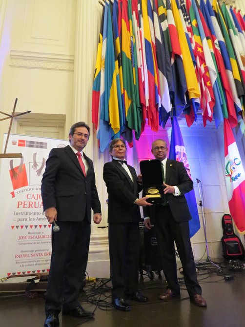 PREMIO. Escajadillo (centro) con Jiménez Mayor (izq) y Ramdin de la OEA.