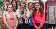La CEO del Consejo de Girl Scout de la Capital de la Nación, Lidia Soto-Harmon, centro, en compañía de (de iz. a der.) Wendy Márquez, Zoé Rodríguez, Nuria González y Ximena Pérez, en la oficina de Girl Scout en Washington, DC, el 6 de noviembre de 2014.