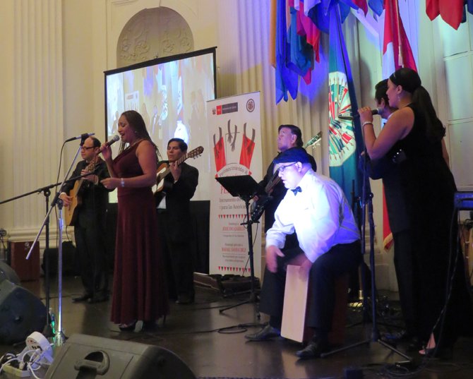 La cantante peruana Vicky Leyva en el homenaje a la música peruana en la OEA.
