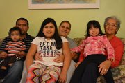 JUNTOS. De izq. a der.: Javier Osorto, Alexandra Díaz y Omaira Pacheco (atrás) con los niños Alan, Alondra y Aleina, durante la fiesta de cumpleaños de Aleina y Alan el domingo 16 de septiembre de 2014 en Dumfries, Virginia.