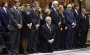 Carlos Martinez de Irujo, hijo de la duquesa de Alba, se arrodilla en el funeral por su madre.