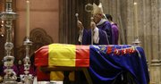 El arzobispo emérito de Sevilla, cardenal Carlos Amigo Vallejo, bendice el féretro durante el funeral por la duquesa de Alba.