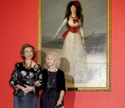 Foto del 18-12-2012, de la Duquesa de Alba, Cayetana Fitz-James Stuart y Silva,(dcha), acompañada de la reina Sofía, ante el cuadro "Retrato de la Duquesa de Alba de blanco", del pintor Francisco de Goya