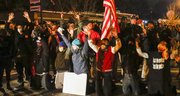 Manifestantes en Ferguson, Misuri, Estados Unidos, después de que el fiscal anunciara que un gran jurado había decidido no imputar al policía Darren Wilson por la muerte del joven Michael Brown ayer, lunes 24 de noviembre de 2014. La decisión de un gran jurado de no imputar a Wilson indignó a miles de personas en Ferguson y en ciudades de todo el país, mientras el presidente, Barack Obama, llamó a mantener la calma y evitar la violencia.