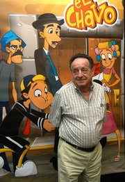 Fotografía de archivo del 10 de octubre de 2006 donde se ve al comediante mexicano Roberto Gómez Bolaños "Chespirito" posando frente a un cartel de "El chavo. La serie animada" en Ciudad de México (México). Roberto Gómez Bolaños "Chespirito" falleció a los 85 años de edad en su residencia en el balneario mexicano de Cancún, confirmaron el viernes 28 de noviembre de 2014 fuentes familiares. El creador de personajes como Chespirito, El Chapulín Colorado y El Chavo del 8 murió a las 13.15 hora local rodeado por su familia en su casa, localizada en la zona residencial Isla Dorada, en la parte hotelera de Cancún