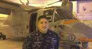El suboficial de primera David Delgado, en el hangar del escuadrón de pruebas y evaluación de helicópteros en la Estación Aeronaval de Patuxent River, en Maryland.