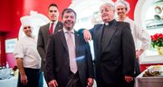 El padre Lezama junto al director gerente de Taberna del Alabardero en Washington, DC, Javier Velázquez. Detrás, el chef ejecutivo Javier Romero, el nuevo director de Taberna Washington Javier Pérez y el chef Javier Marcos. El 1 de diciembre de 2014 durante la presentación del libro del padre Luis de Lezama Barañano "La Cocina del Alabardero".