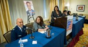 El Major de la Fuerza Aérea de Estados Unidos, Alberto Meza (izq.), contesta preguntas de los jóvenes durante el evento Nuestro Futuro en Washington, DC el 20 de noviembre