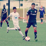 Antonio Bustamante (der.), admite que le gustaría en el futuro ser seleccionado por el D.C. United en el draf anual de jugadores de la liga por ser el club en el que se ha desarrollado como jugador.