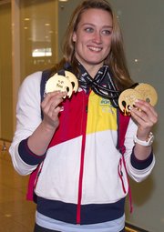 08/12/2014.- La nadadora española Mireia Belmonte a su llegada hoy al Aeropuerto del Prat de Barcelona tras su participación en los mundiales de piscina corta de Doha (Catar), donde obtuvo cuatro medallas de oro y batió dos récords del mundo.