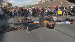 Protestantes paran el tráfico en I-35