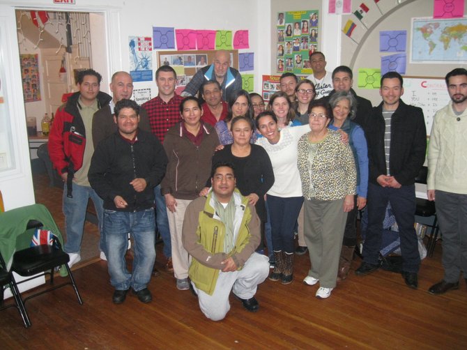 Tony Brun, estudiantes y familiares durante la clusura del ciclo de español para adultos.