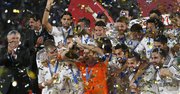 El portero y capitán del Real Madrid, Iker Casillas (c), levanta el trofeo de campeones del Mundial de Clubes rodeado de sus compañeros, tras vercer a San Lorenzo en la final disputada el sábado 20 de diciembre de 2014 en el Gran Estadio de Marrakech, en Marruecos.