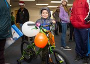 FELIZ. Un niño se llevó una de las 17 bicicletas que donaron en el evento.