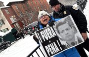 Una activista mexicana se manifiesta, el 6 de enero de 2014, delante del hotel donde se hospedó el presidente mexicano Peña Nieto durante su visita oficial a Washington, DC