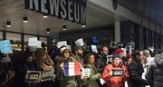 Cientos de personas se concentraron ante el Newseum en Washington, DC, para expresar su solidaridad con los muertos en Francia, el 11 de enero de 2015.