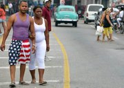 Una pareja camina hoy, jueves 15 de enero de 2015, por una calle de La Habana (Cuba).