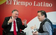 En senador Tim Kaine (D-Va) conversa animadamente con el director de El Tiempo Latino Alberto Avendaño durante una entrevista que tuvo lugar en las oficinas del periódico, en el edificio de The Washington Post, a mediados de diciembre de 2014.