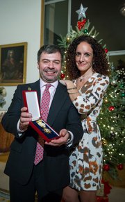 Javier Velázquez junto a su esposa, Cinta, en diciembre de 2014 durante la entrega de la medalla de Isabel La Católica en la residencia del embajador de España en Washington, DC.