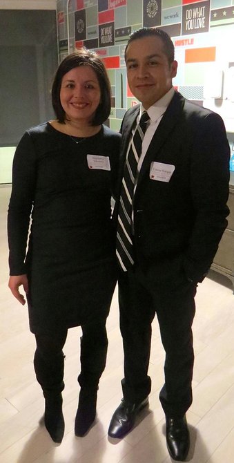 Stephanie Valencia, del Departamento de Comercio, con César Vargas, de DRM Dream Action Coalition.