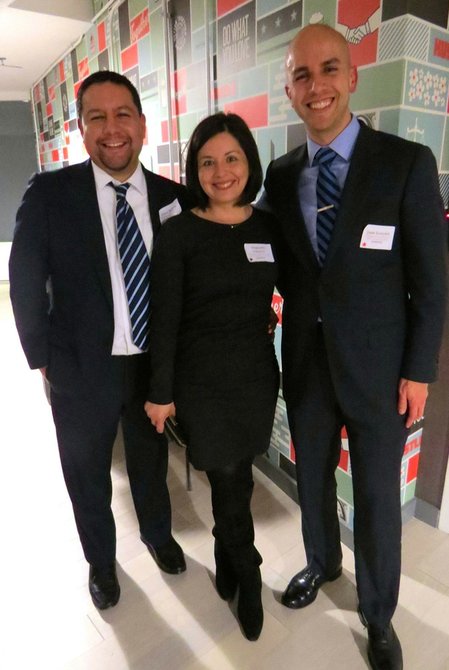 Óscar T. Ramírez, principal Podesta Group; Stephanie Valencia, Departamento de Comercio; Juan S. González, asesor especial para el Hemisferio Occidental, Oficina del vicepresidente Joseph Biden.