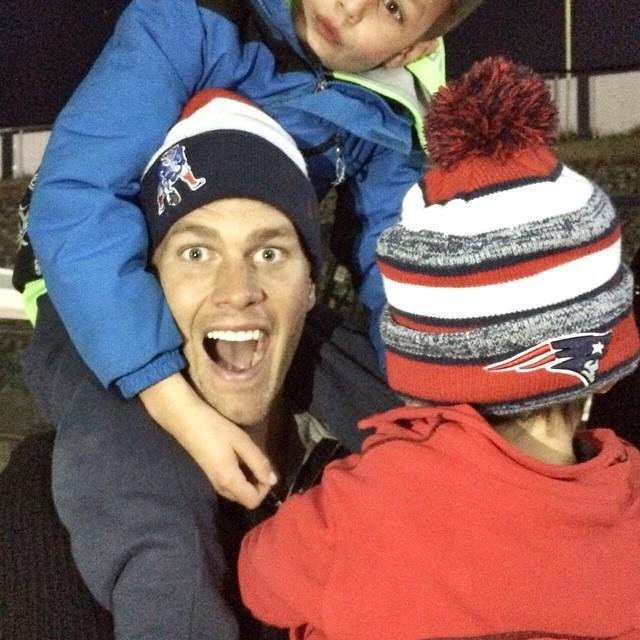 "So proud of my hubby!!! #daddyandhisboys❤❤️️❤️❤️. Muito orgulhosa!!!"