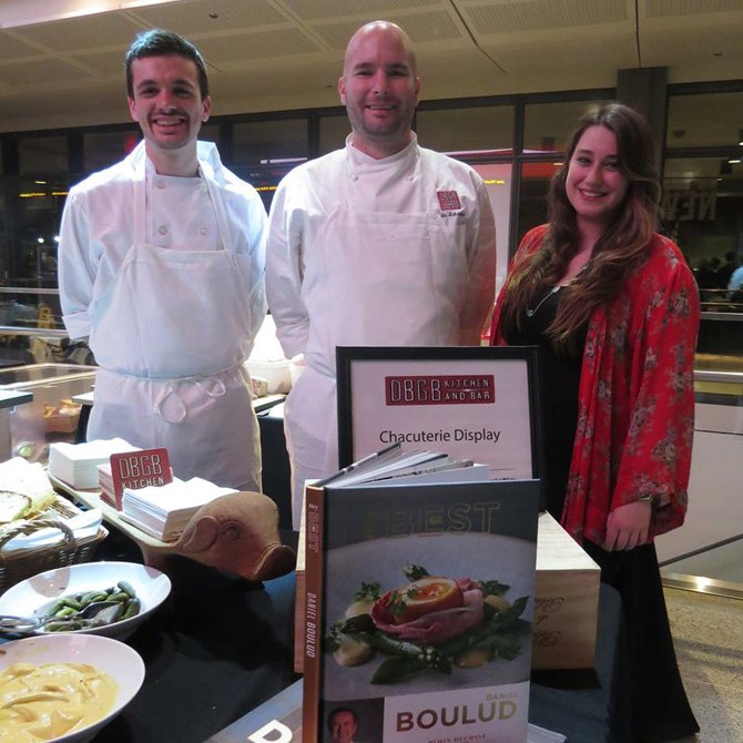 Caleb Pearle, Justin Schreiber chef ejecutivo segundo y Devin Friedlander representando al restaurante DBGB Kitchen and Bar.