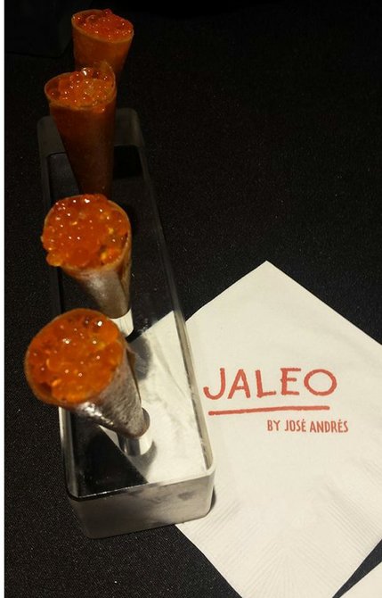 Jaleo ofreció unos deliciosos y crujientes conos de salmón crudo con caviar rojo.