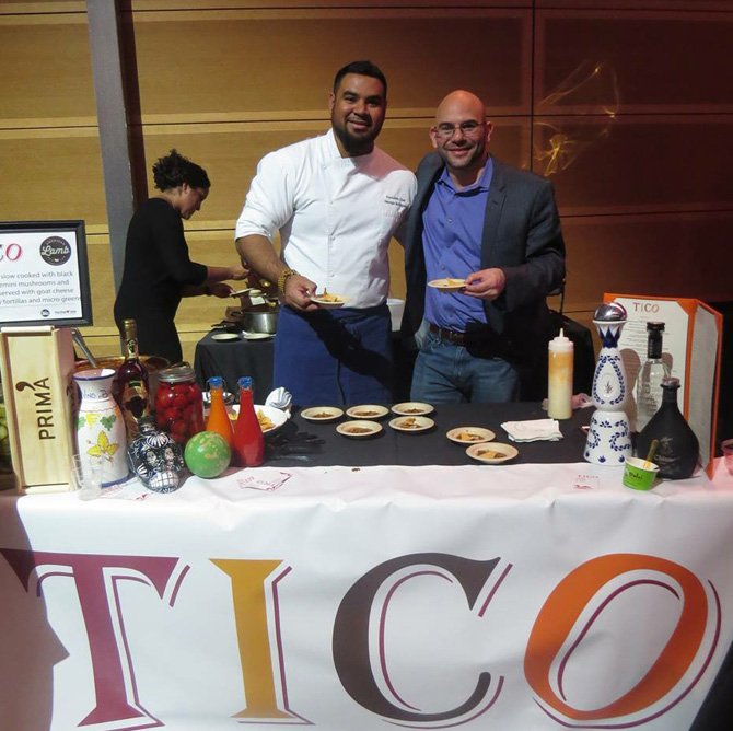 Chef ejecutivo George Rodrigues y Steve Uhr representando a Tico restaurante