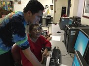 TECNOLOGÍA. Ronald Orozco Jr., de 19 años, enseña a Felicia Betanza. 