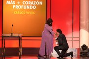 Gloria Gaynor entregó el Grammy a Mejor Album Tropical a Carlos Vives en la gala previa al show de TV de los Grammy 2015