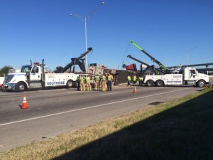 Camión de 18 ruedas causo el cierre de los carriles hacia el norte de la I-35