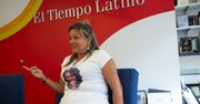 Rosa Orozco, madre de Geraldine Carmona, quien murió en una protesta en febrero de 2014. Orozco visitó la oficina de El Tiempo Latino en mayo de 2014.