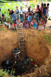 La Fundación de Antropología Forense de Guatemala sigue identificando restos humanos para entregárselos a los familiares.
