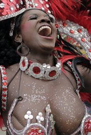 14/02/2015.- Una integrante de una comparsa desfila hoy, sábado 14 de febrero de 2015, durante la Batalla de Flores, desfile con el que arranca el carnaval en Barranquilla (Colombia). Este carnaval fue declarado en 2003 como Obra Maestra del Patrimonio Oral e Inmaterial de la Humanidad por la Organización de las Naciones Unidas para la Educación, la Ciencia y la Cultura (Unesco)