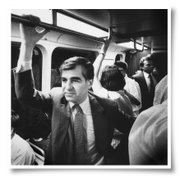 El ex gobernador Dukakis, un ávido usuario de la MBTA. Crédito: Boston Globe