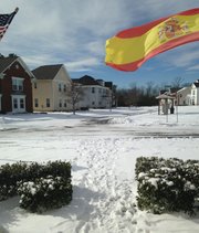 Banderas de España y Estados Unidos en un vecindario en California, en el condado de St. Mary's en el sur de Maryland