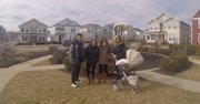 De izquierda a derecha: Desiderio Martínez, María Cárdenas, María Antón, María D. Vidal en una de las típicas urbanizaciones de California, Maryland