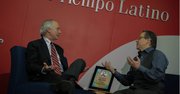 El periodista Juan Carlos Iragorri, Premio Internacional de Periodismo Rey de España, conversa el 10 de febrero de 2015 con el director de El Tiempo Latino, Alberto Avendaño, en el edificio de The Washington Post.