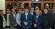El candidato a diputado por San Salvador, Josué Alvarado (centro) en compañía de un grupo de empresarios salvadoreños residentes en el área metropolitana de Washington. A finales de enero Alvarado estuvo en DC, y otras partes de Estados Unidos, pidiendo el voto para su candidatura.