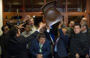 Un grupo de amigos de Josué Alvarado (agachado) pasa una silla sobre el candidato durante un evento en Washington, DC, a finales de enero de 2015 entre salvadoreños de la diáspora y el candidato a diputado por San Salvador. Fue una noche de solidaridad con Josué Alvarado quien es un ejemplo del éxito de los salvadoreños en el exterior.