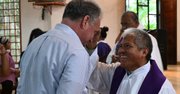 "I participated in the Ash Wednesday (Miércoles de Ceniza) service at Parroquia de las Mercedes, a church I regularly attended during the time I lived Honduras (Hace 35 años)", dijo el senador Tim Kaine.