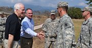 El miércoles 18 de febrero, el senador John Cornyn, republicano de Texas, y el demócrata por Virginia, Tim Kaine, viajaron a la Base Aérea estadounidense Soto Cano, Honduras, y compartieron con soldados originarios de Texas y Virginia allí destacados.