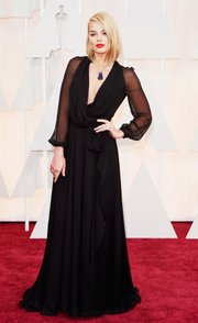 Margot Robbie. Sobria y elegante, la actriz robó la noche con su look Saint Laurent.