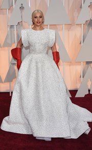 Lady Gaga. El look que dio mucho de qué hablar: el vestido Alaïa de la cantante.