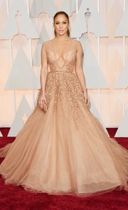 Jennifer Lopez. La Diva del Bronx sacó a presumir su princesa interior con este outfit Elie Saab.