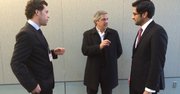 El presidente de Mexicanos Primero Claudio X. González, conversa con los organizadores de Convergencias 2015, Antonio Carbia y Pedro Valenzuela, en la Georgetown University, Washington, DC